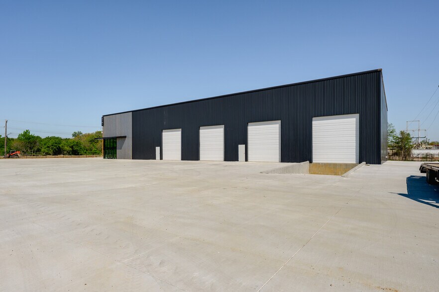 More Photos Of 5701 Parker Henderson Drive, Fort Worth Industrial For Lease