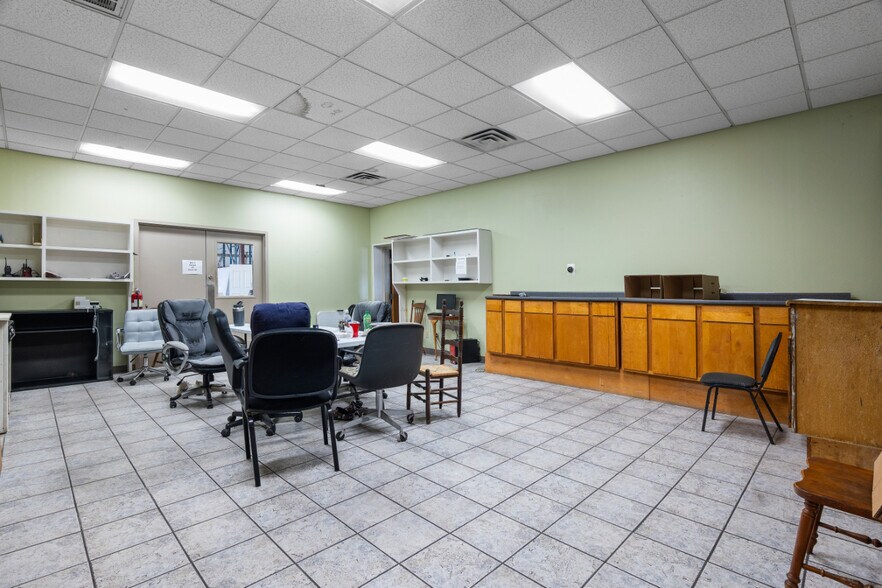 More Photos Of 2078 Ford Ave, Springdale Warehouse For Lease