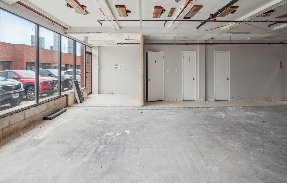 More Photos Of 270 Pennsylvania Ave, Vaughan Light Distribution For Sale