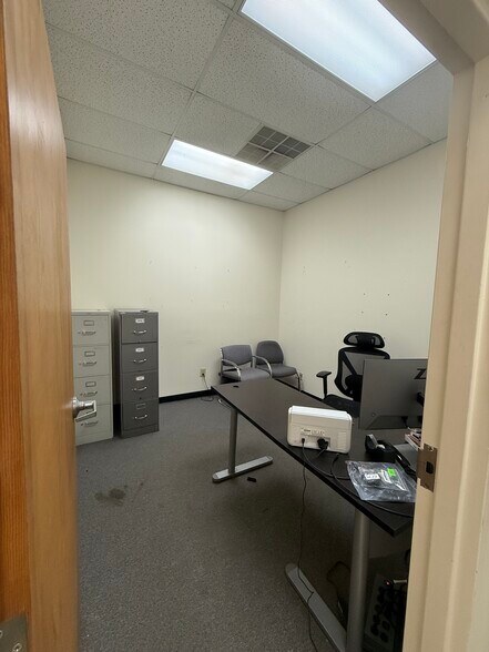 More Photos Of 9415 Atlee Commerce Blvd, Ashland Light Distribution For Lease