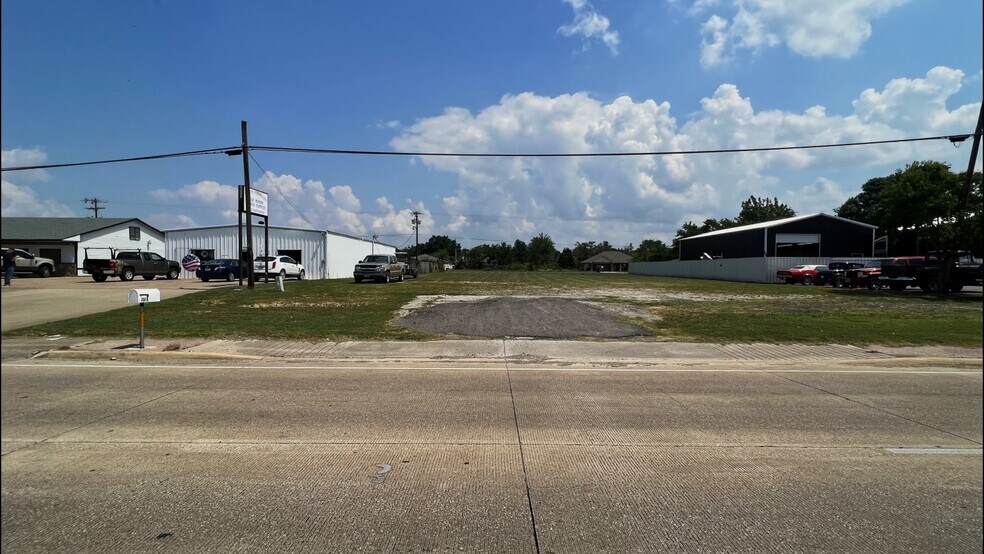 More Photos Of 2618 W Main St, Gun Barrel City Storefront For Sale