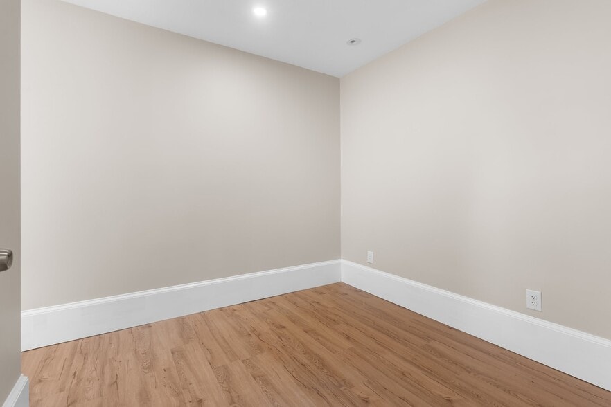 More Photos Of 6 Windsor St, Andover Office For Sale