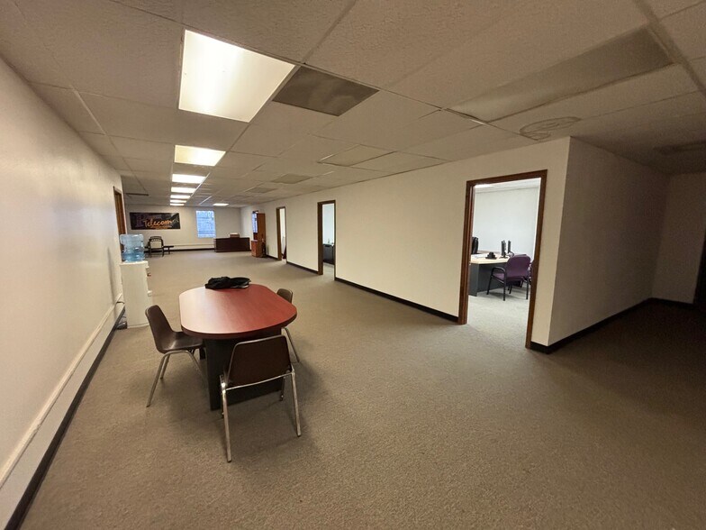 More Photos Of 4854-4864 S 10th St, Milwaukee Showroom For Lease