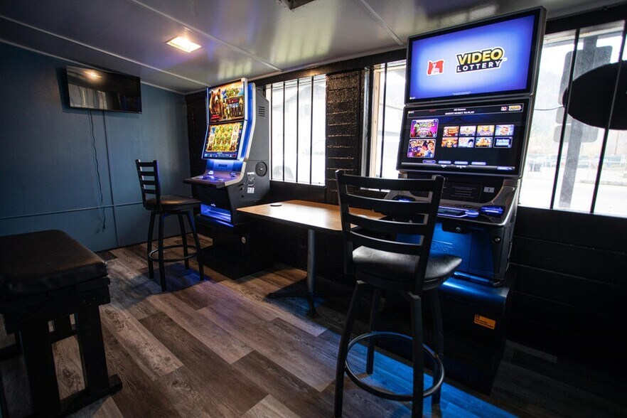 More Photos Of 6401 Rogue River Hwy, Grants Pass Bar For Sale