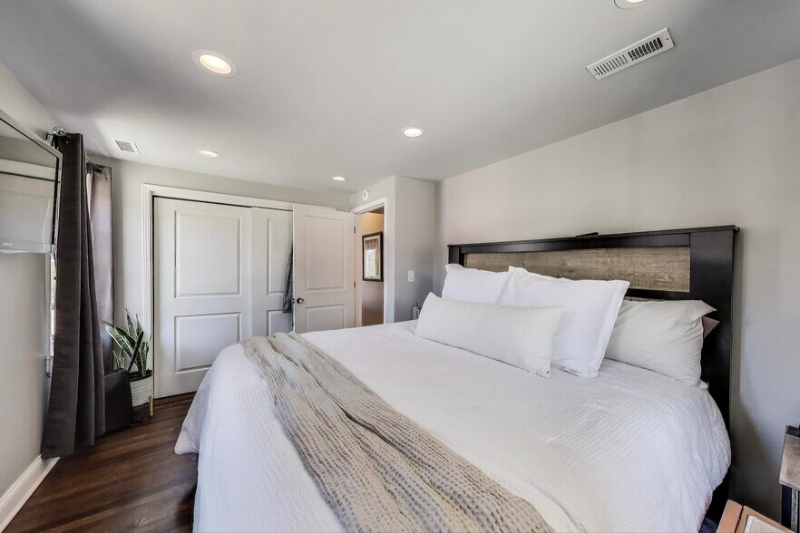 More Photos Of 1103 W Grand Ave, Chicago Apartments For Sale