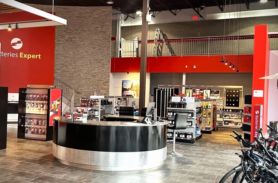 More Photos Of 4203 Rue King O, Sherbrooke Freestanding For Lease