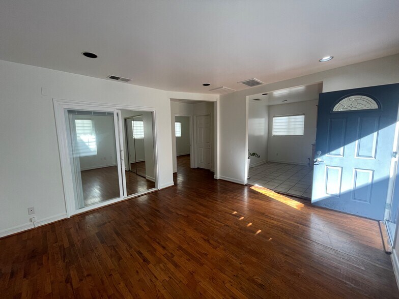 More Photos Of 4531 Fountain Ave, Los Angeles Office For Lease
