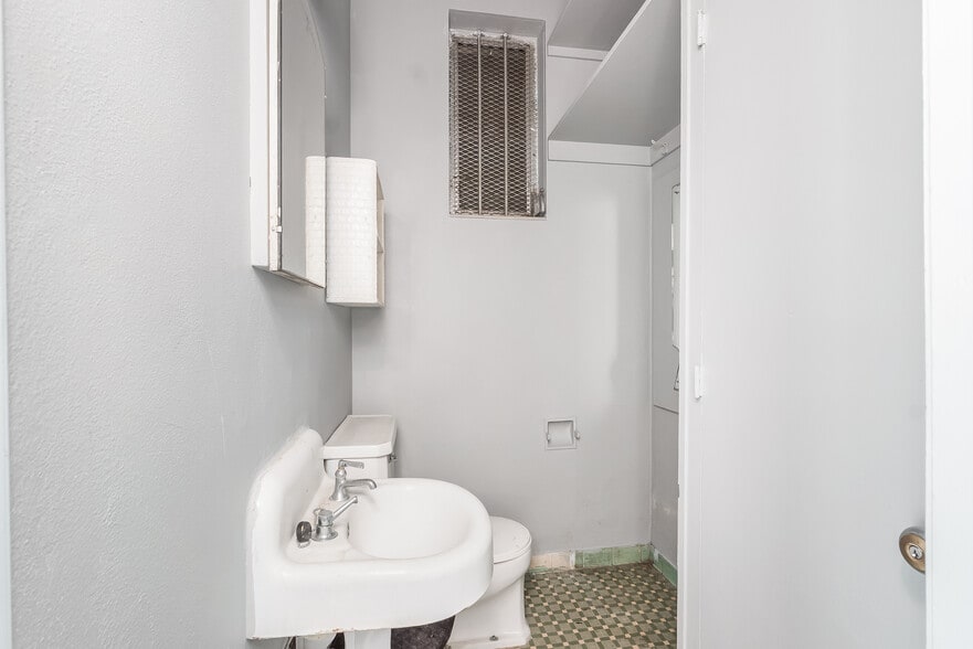 More Photos Of 775 NW 21st St, Miami Service For Lease