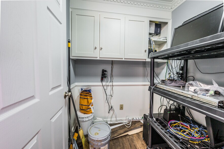 More Photos Of 1502 Westen St, Bowling Green Office For Sale