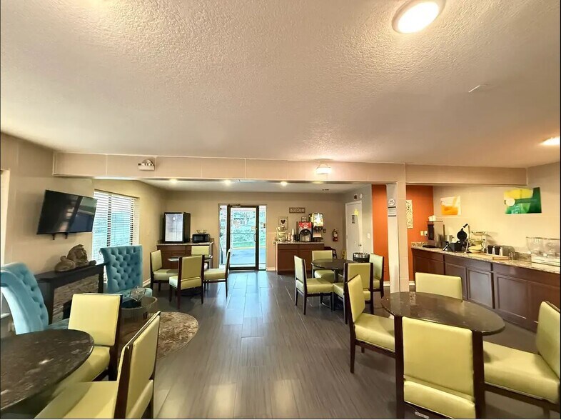 More Photos Of 3925 S Ferdon Blvd, Crestview Hotel For Sale