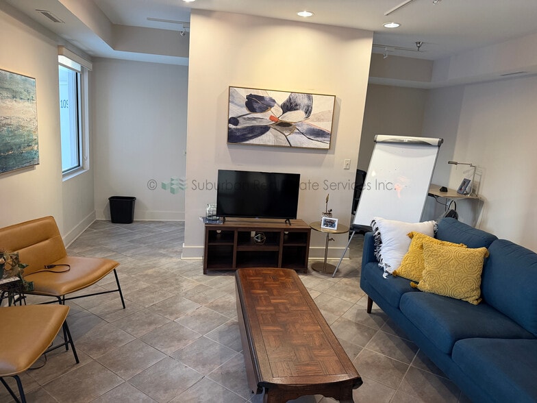 More Photos Of 2600 Beverly Dr, Aurora Light Distribution For Sale