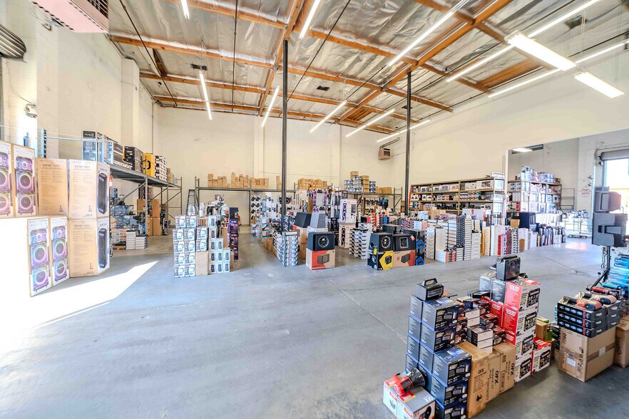 More Photos Of 1120 E 11th St, Los Angeles Showroom For Sale