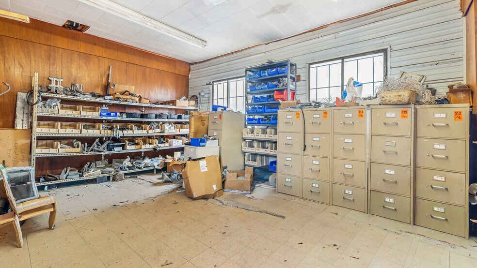More Photos Of 1333 Jackson St, Iron Mountain Industrial For Sale
