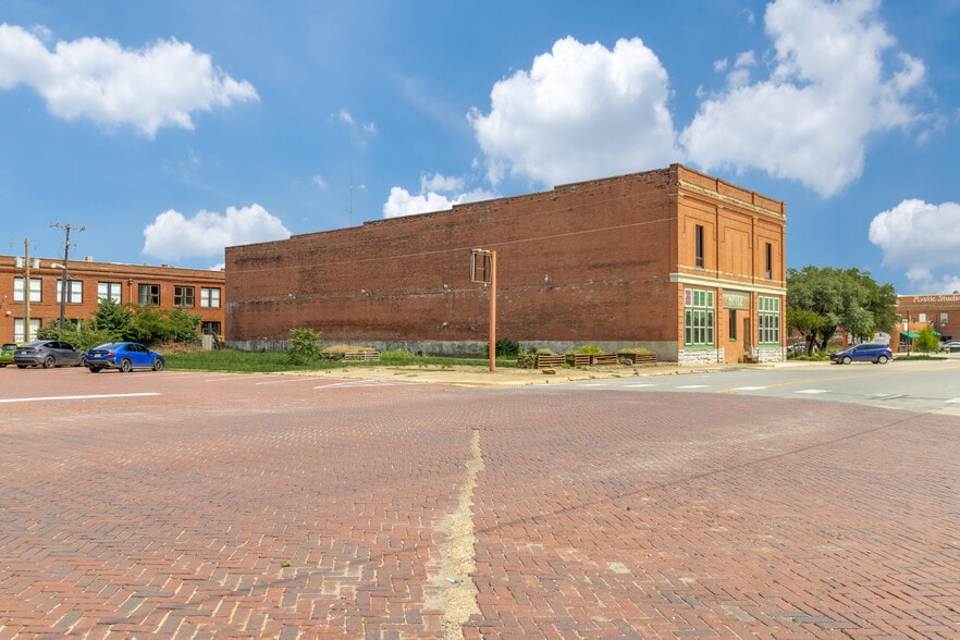 More Photos Of 114 N Houston Ave, Denison Office For Sale