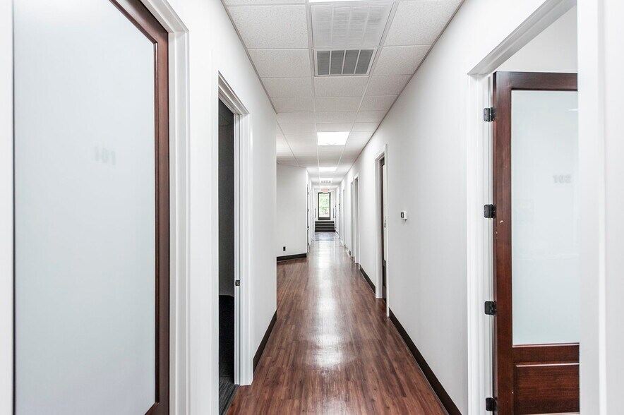 More Photos Of 717-719 S Main St, Springfield Storefront Retail Office For Lease