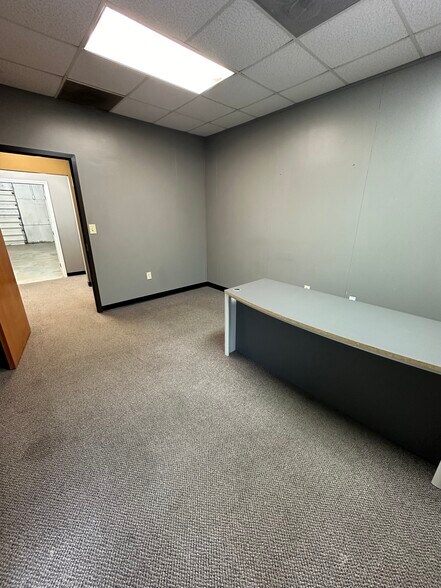 More Photos Of 2579 Eric Ln, Burlington Flex For Lease