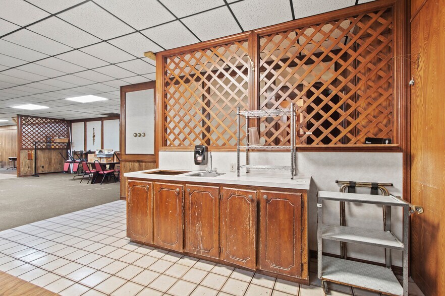 More Photos Of 911 N Broadway Ave, Ada Restaurant For Sale