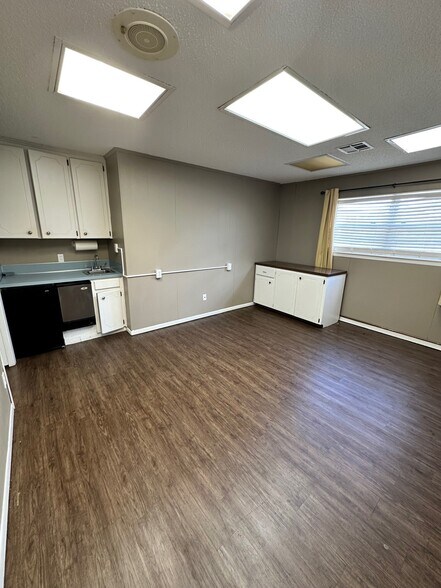 More Photos Of 330 N 4th St, Muskogee Office For Sale