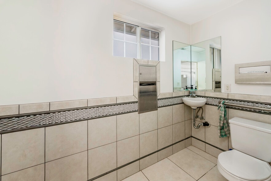 More Photos Of 4632 E 7th St, Long Beach Storefront For Sale