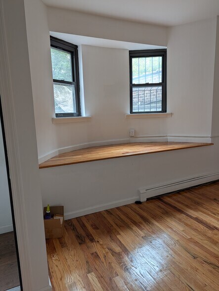 More Photos Of 4028 82nd St, Elmhurst Office For Lease