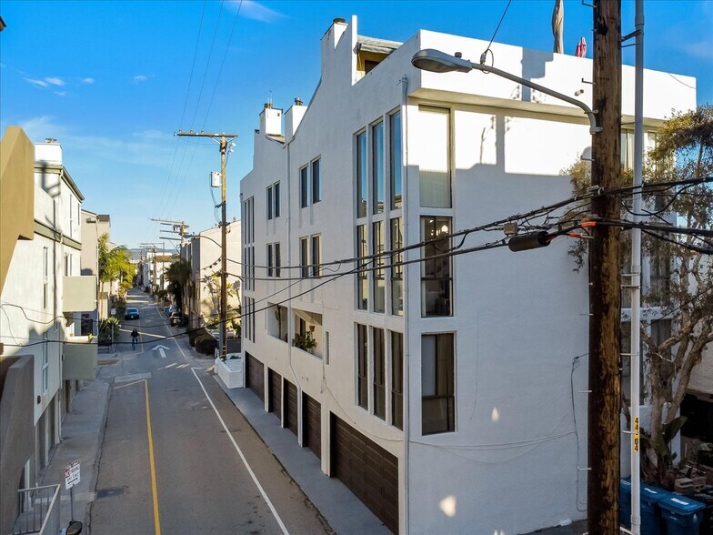 More Photos Of 14 Mast, Marina Del Rey Apartments For Sale