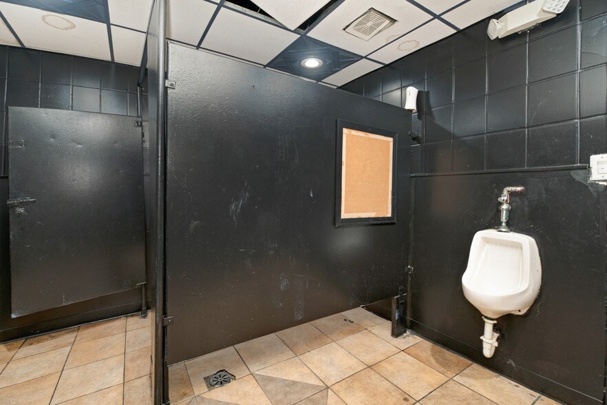 More Photos Of 13901 Michigan Ave, Dearborn Restaurant For Sale