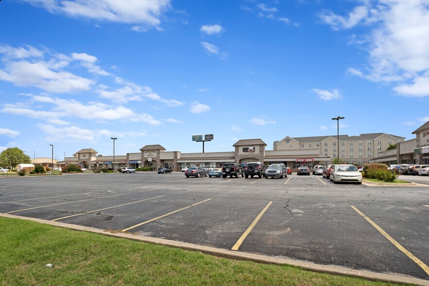 More Photos Of 4408 W Walnut St, Rogers Unknown For Lease