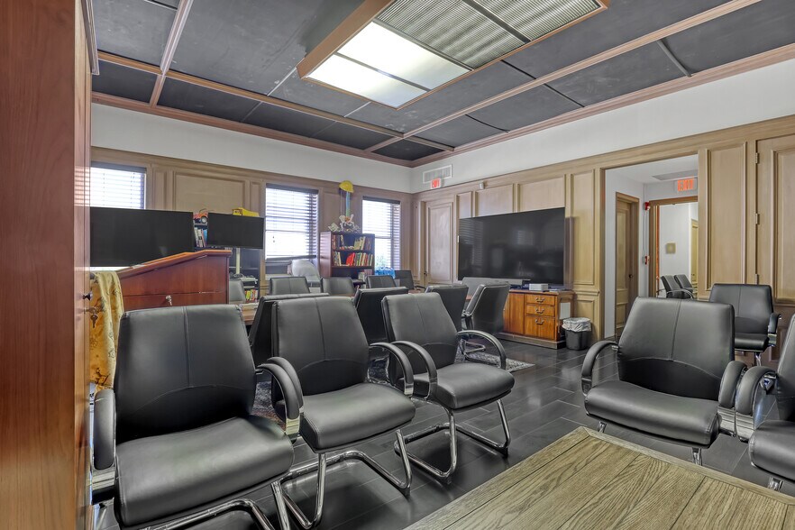 More Photos Of 2701 W Okeechobee Blvd, West Palm Beach Office For Sale