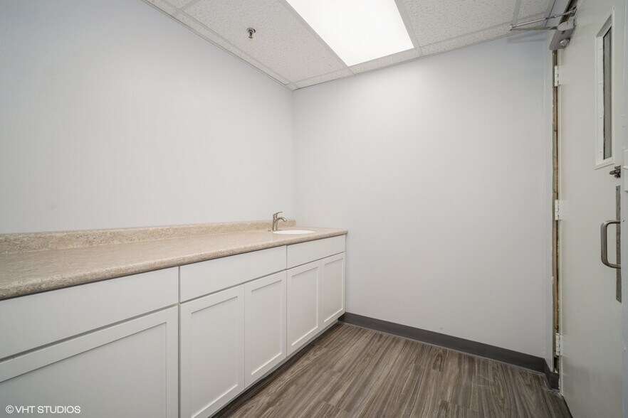 More Photos Of 2068-2068 S Foster Ave, Wheeling Manufacturing For Lease