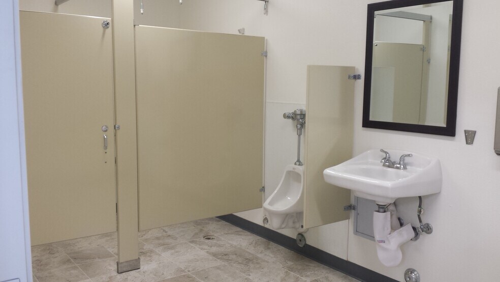 More Photos Of 8560 Tujunga Ave, Sun Valley Manufacturing For Lease