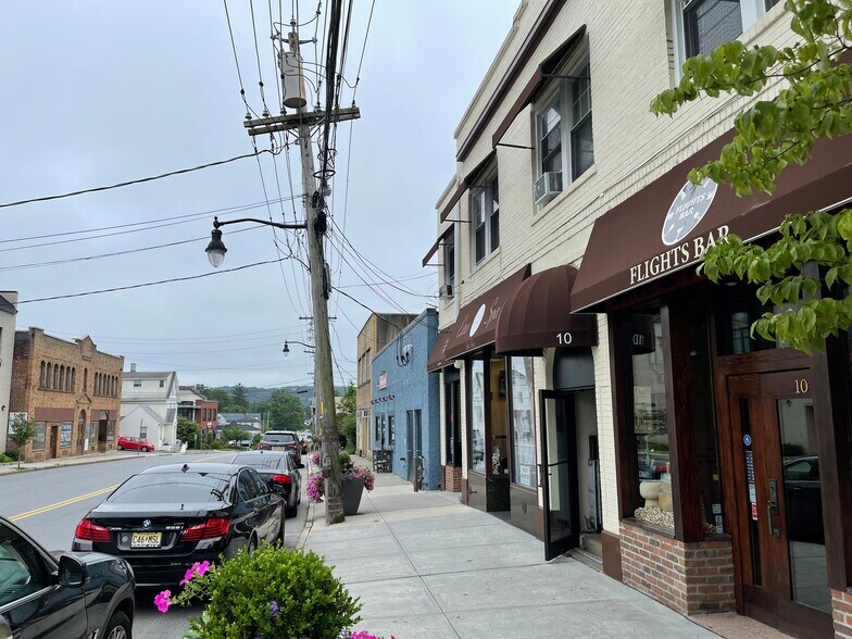 More Photos Of 10 Marble Ave, Pleasantville Bar For Lease