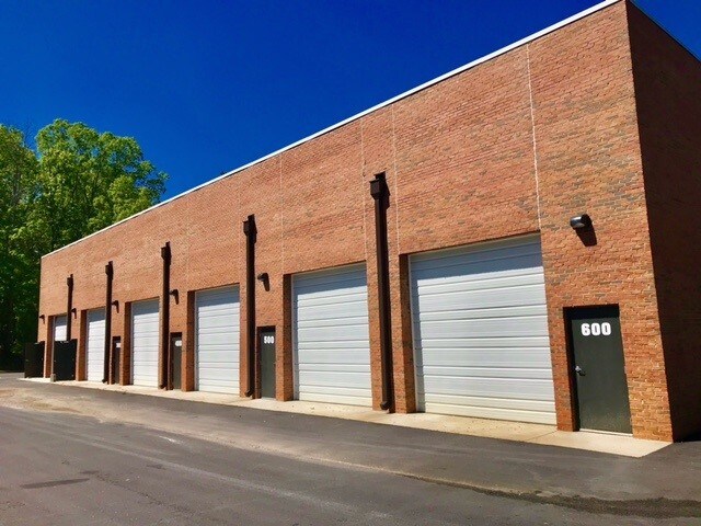 More Photos Of 2620 Bethelview Dr, Cumming Showroom For Lease