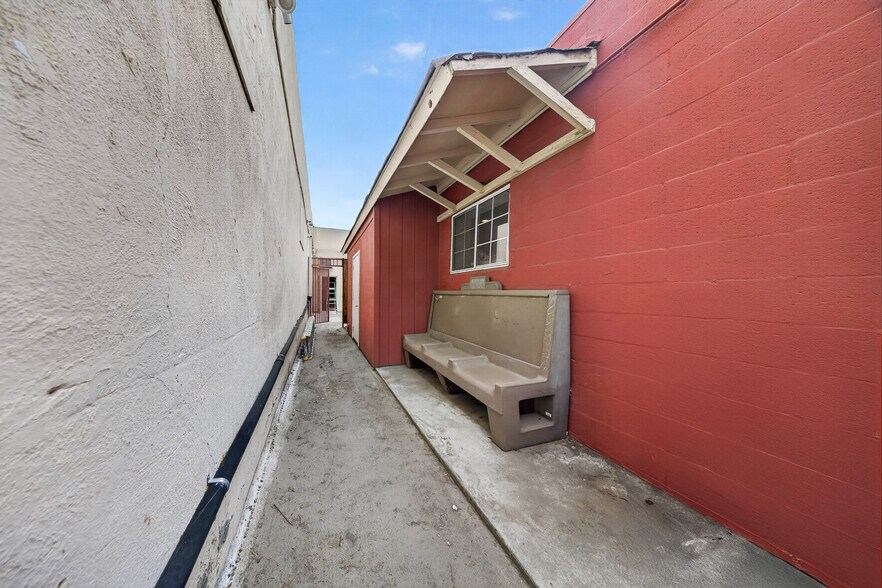 More Photos Of 7011 Reseda Blvd, Reseda Storefront For Lease