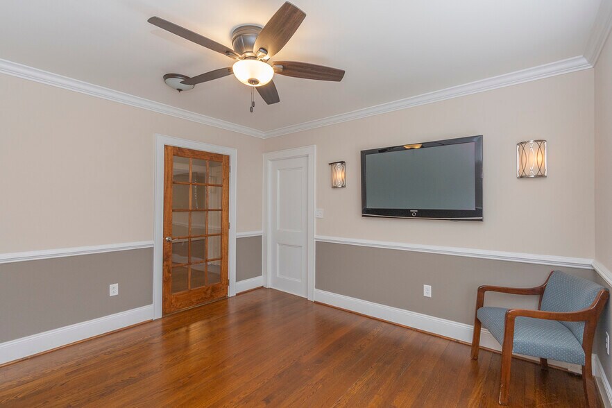 More Photos Of 2006 N Main St, Anderson Office For Sale