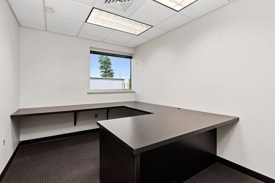 More Photos Of 1514 Commerce Ave, Carlisle Light Distribution For Lease