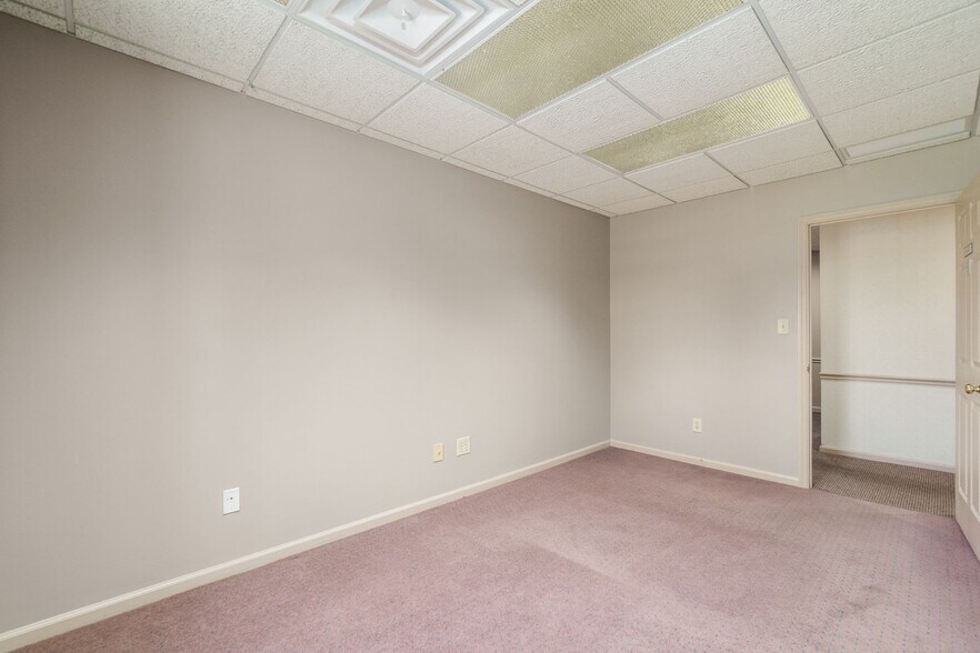 More Photos Of 261 W Johnstown Rd, Columbus Coworking Space