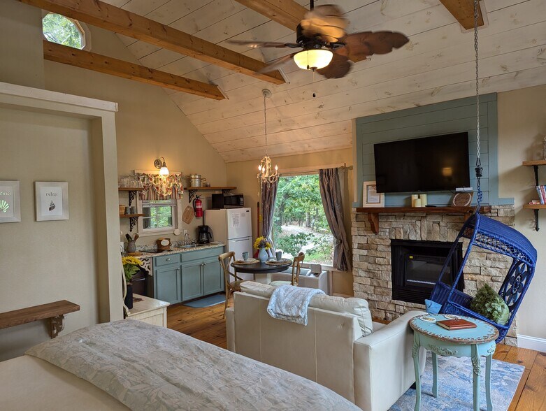 More Photos Of 70 Dogwood Rdg, Eureka Springs Hotel For Sale