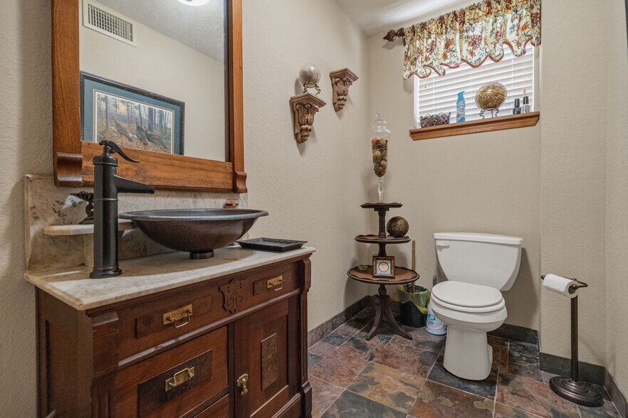 More Photos Of 104 N 3rd St, Heber Springs Office For Sale