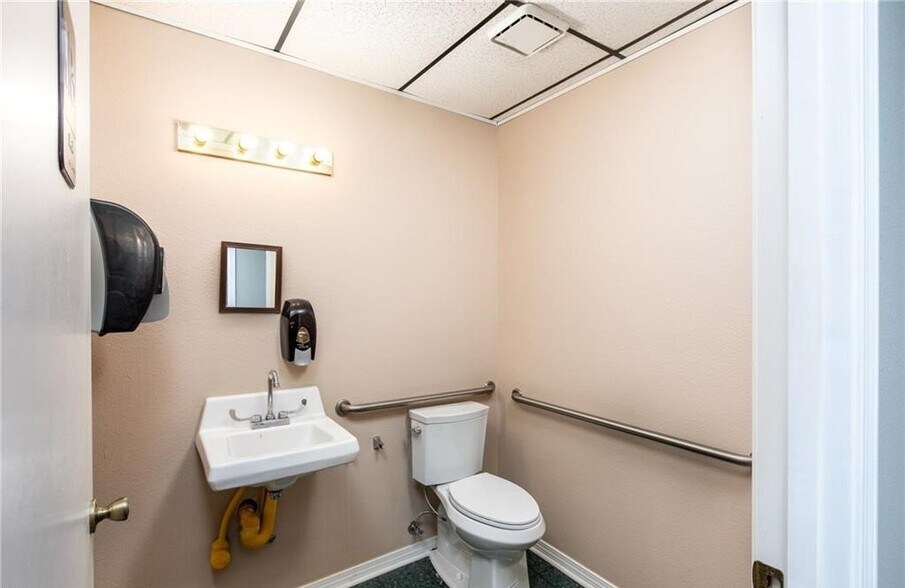 More Photos Of 302 Pointer Trl W, Van Buren Office For Sale