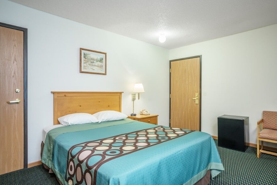 More Photos Of 726 S Lake Ave, Phillips Hotel For Sale