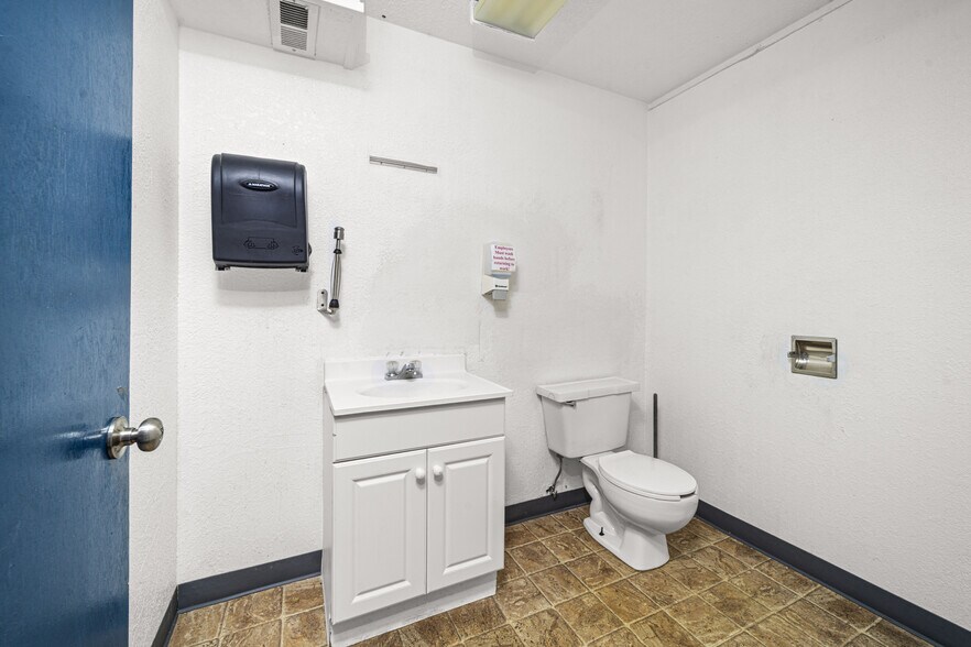 More Photos Of 2430 Lake Ave, Pueblo Bar For Sale