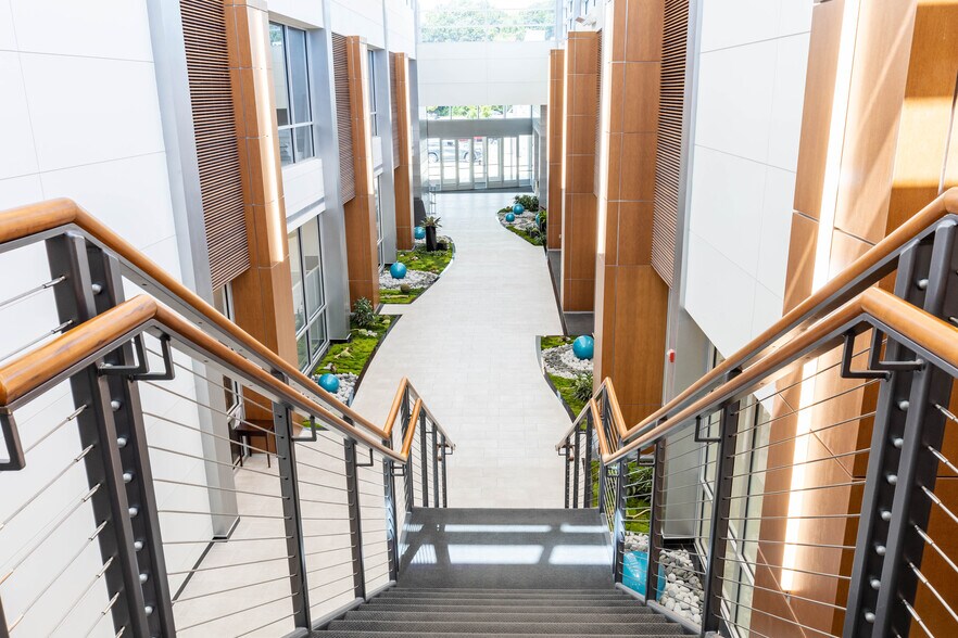 More Photos Of 1750 Forest Dr, Annapolis Medical For Lease