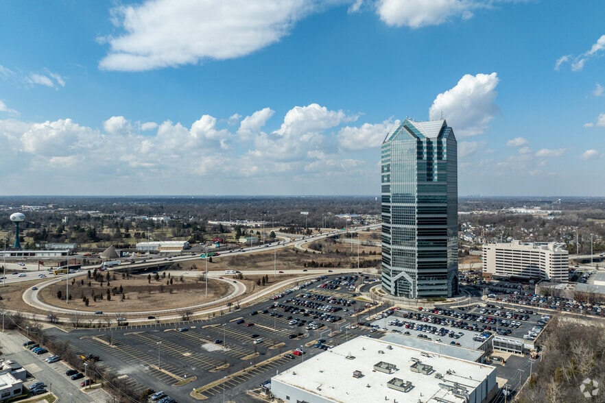 More Photos Of 1 Tower Ln, Oakbrook Terrace Office For Lease