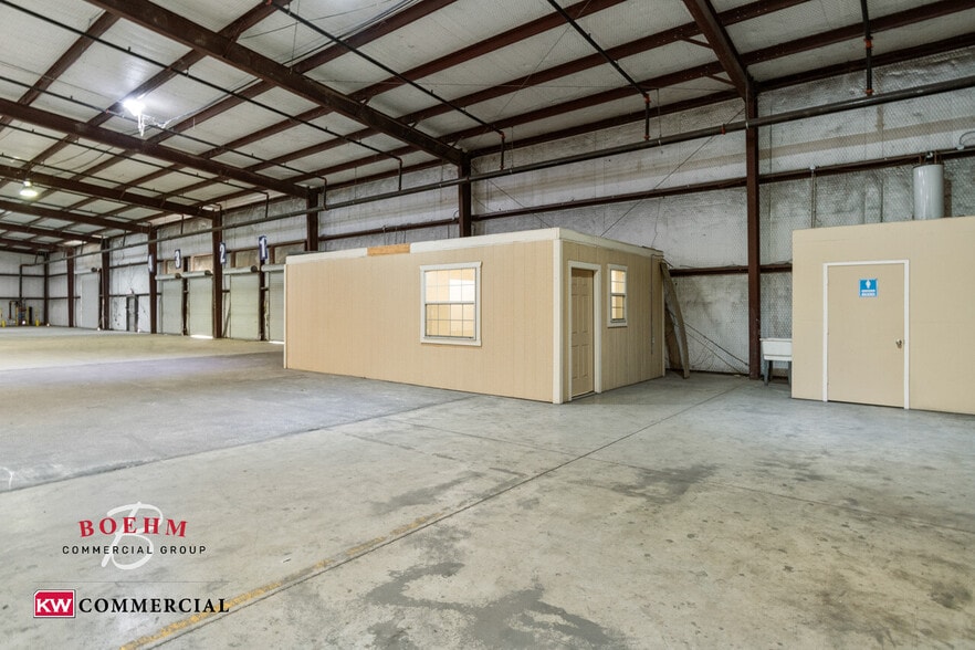 More Photos Of 100 Lupita Cir, Del Rio Distribution For Sale