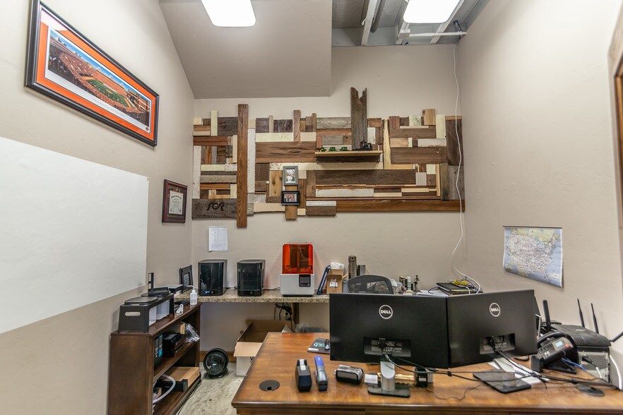 More Photos Of 1520 E Eagle Rd, Weatherford Light Manufacturing For Sale