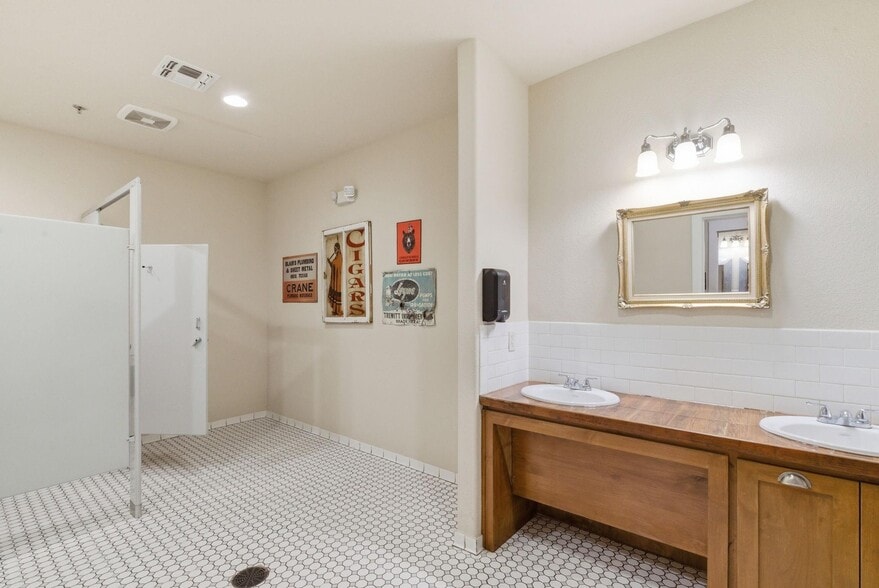 More Photos Of 103 N Pecan St, Hico Hotel For Sale