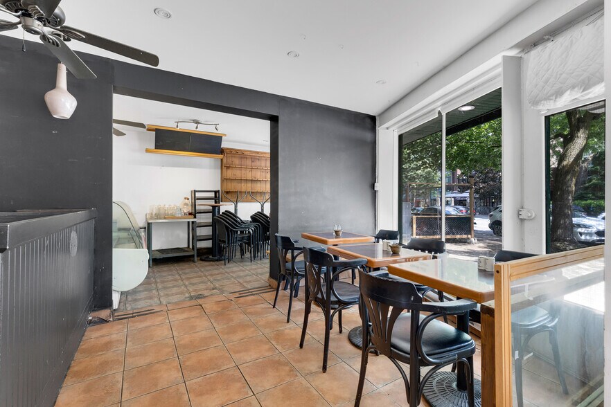 More Photos Of 5833-5837 Sherbrooke Rue O, Montréal Storefront Retail Residential For Lease