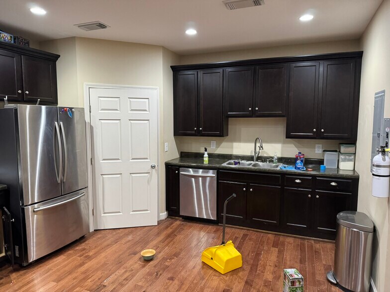 More Photos Of 96 W 27th St, Kenner Industrial For Sale