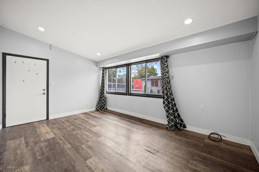 More Photos Of 523 W Chicago Ave, East Chicago Medical For Lease