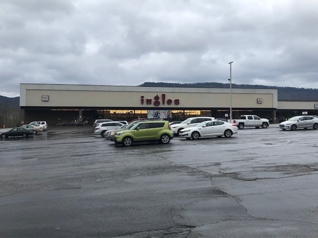 More Photos Of 12060-12078 S Main St, Trenton Department Store For Lease